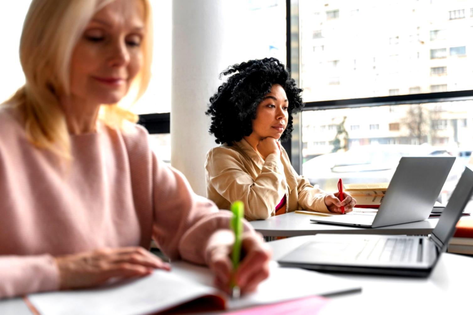 Environnement d'apprentissage collaboratif avec entrepreneurs canadiens travaillant ensemble sur des projets de financement